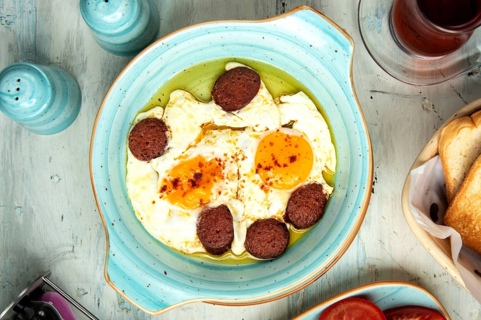 Sahanda Sucuklu Yumurta